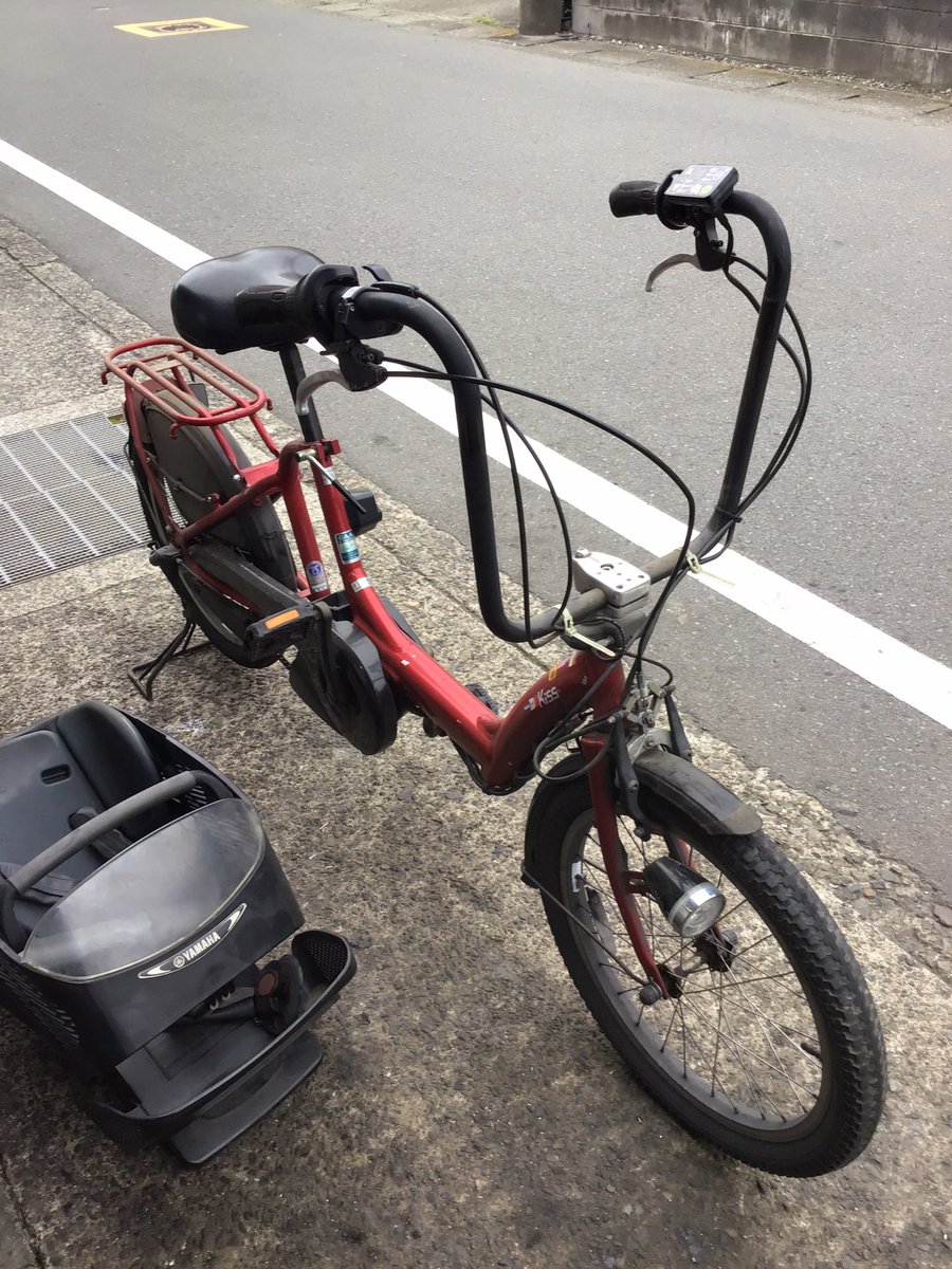 ヤマハの前後に子供乗せがついた電動アシスト自転車。前後の椅子を取る
