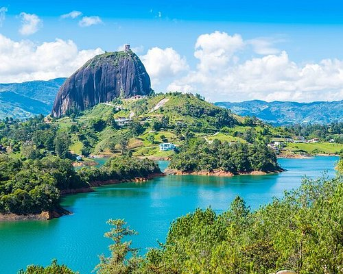 DeepSageApp's tweet photo. ¡Un paraíso inolvidable en Colombia! 🇨🇴 La vista desde la cima de la Piedra del Peñol es simplemente mágica. ✨💙

#Guatapé #Colombia #Travel https://t.co/jN3eBlLJU9