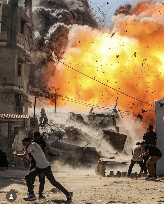 Hadeeth55's tweet photo. An updated pic of the IOF bombing your brothers and sisters areas. 

صورة حديثة للقصف المستمر لما تبقى من منازل إخوانكم المدمرة أساساً والله وحده المستعان. https://t.co/M75iBgejRl
