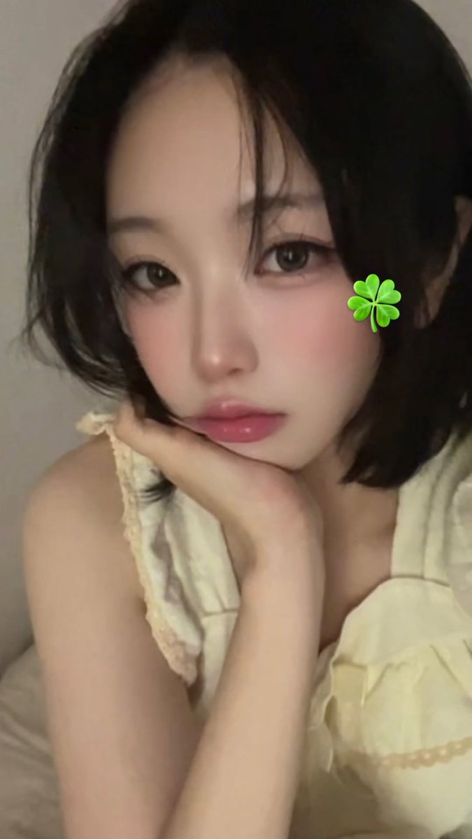 red_bell03's tweet photo. 행운부적🍀 #셀카 #행운 #추천 #일상계 #트친소 https://t.co/JUbMyVbNtG