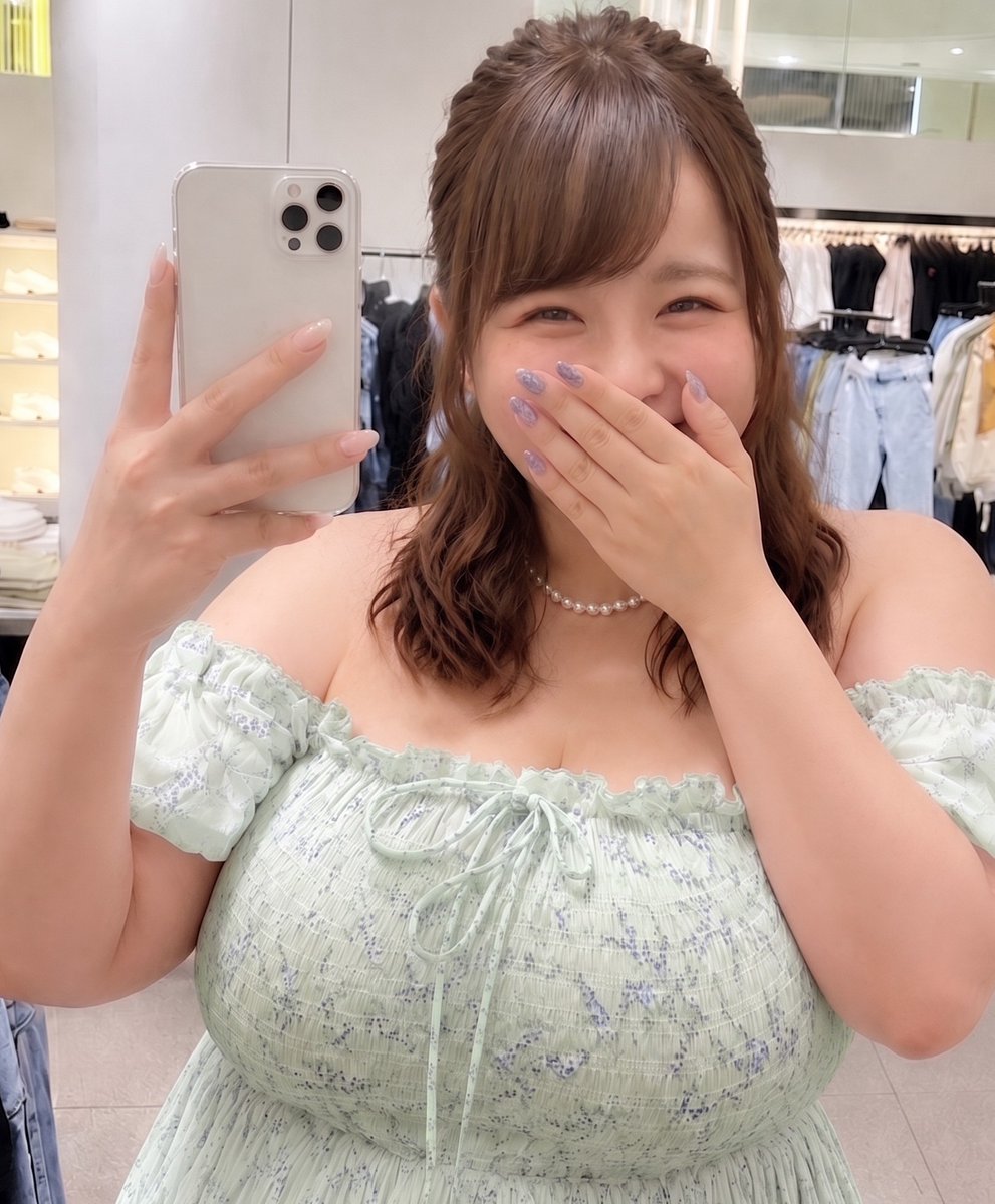 mami49098's tweet photo. 淡い緑のワンピースもいいなーと試着した時の写真です。
緑のほうが良かったかな…？ https://t.co/sueiqZErzv