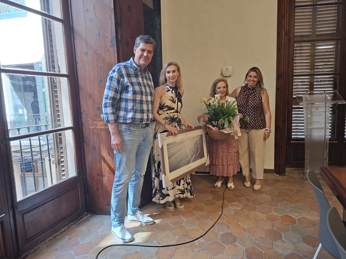 turismeGOIB's tweet photo. Ens acomiadam de Cruz Benito, cap de servei de l’Unitat de Gestió Econòmica, i Maria Francisca Jaume, cap d’Administració de Personal 👵🏻✨

Ambdues clouen avui la seva etapa professional per endinsar-se en un nou temps 

Gaudiu molt d’aquesta merescuda jubilació! 🤝🏻🤍 https://t.co/DV5SR0TOGY