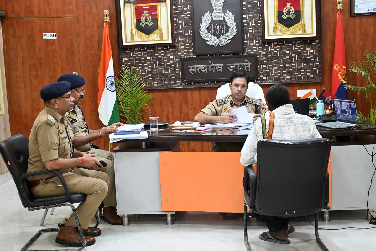 Bslathi2's tweet photo. SSP_अयोध्या द्वारा वरिष्ठ पुलिस अधीक्षक कार्यालय में जनत��� की समस्याओं को सुनकर यथा संभव मौके पर ही निस्तारित किया गया व शेष शिकायतों के त्वरित एवं गुणवत्ता पूर्ण निस्तारण सुनिश्चित करने हेतु संबंधित को निर्देशित किया जा रहा है। #UPPolice #ayodhyapolice https://t.co/AZOiEYhdiP