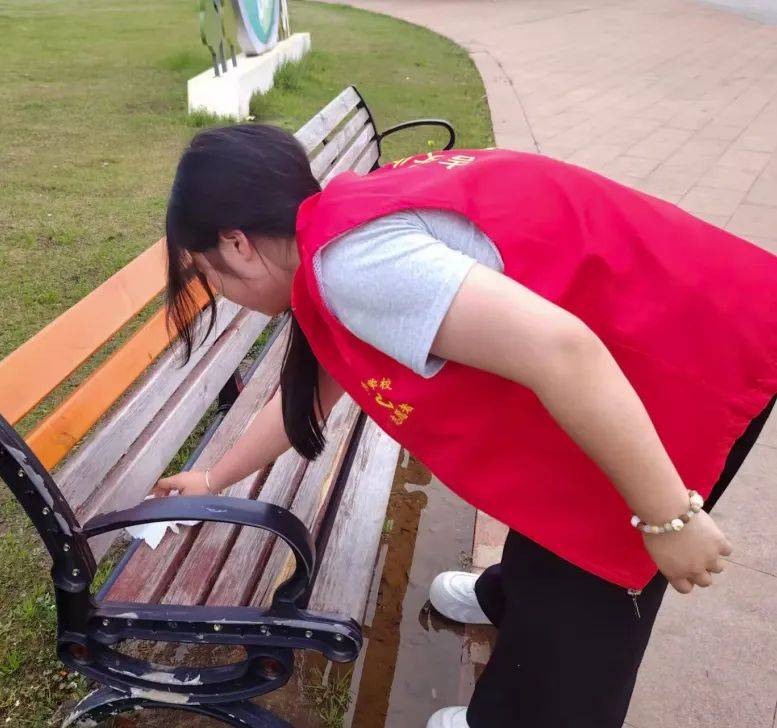 jannissen7's tweet photo. Join our neighborhood park cleanup this Saturday 9AM! Bring gloves, meet at the main entrance. Fresh air, new friends, and a cleaner space—can’t wait to see you! https://t.co/SV3QONyKow