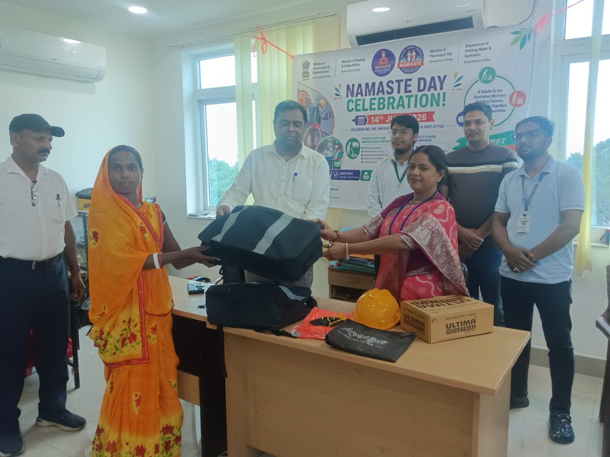 GiridihC's tweet photo. PPE Kit Distribution among Waste pickers by Mayor Pramila Mehra and Deputy Municipal Commissioner under Programme NAMASTE DAY CELEBRATION.

#namastedaycelebration
#mohua
#udhd
#sbm https://t.co/EBqdWUJiqY