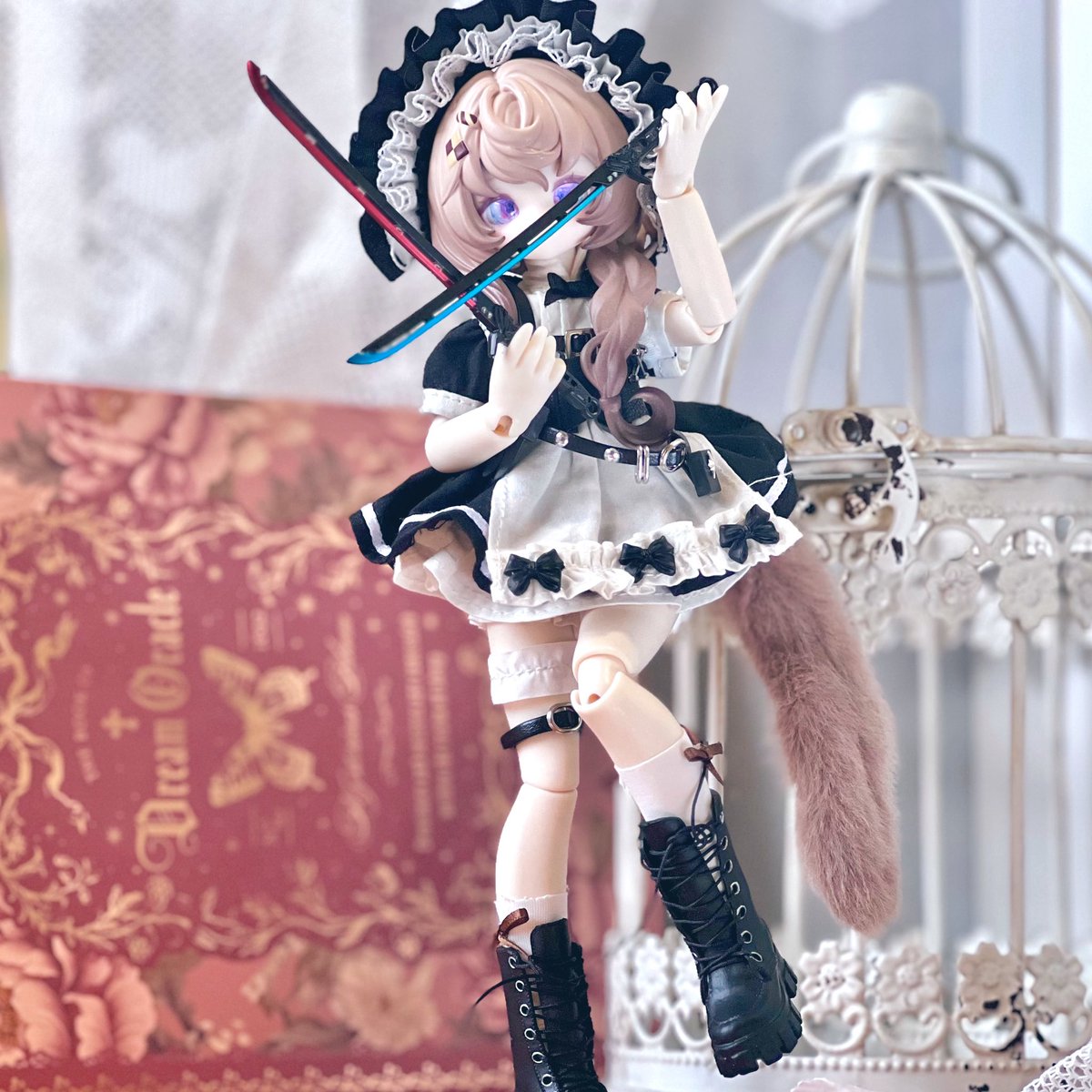 exit_mora's tweet photo. 二刀流させるならヘルシングのアンデルセン神父みたいな剣の持ち方をさせてみようと思ったけれど、流石にこのボディだと稼働などが足りずに再現できなかった🤣 https://t.co/XgNunA58rR