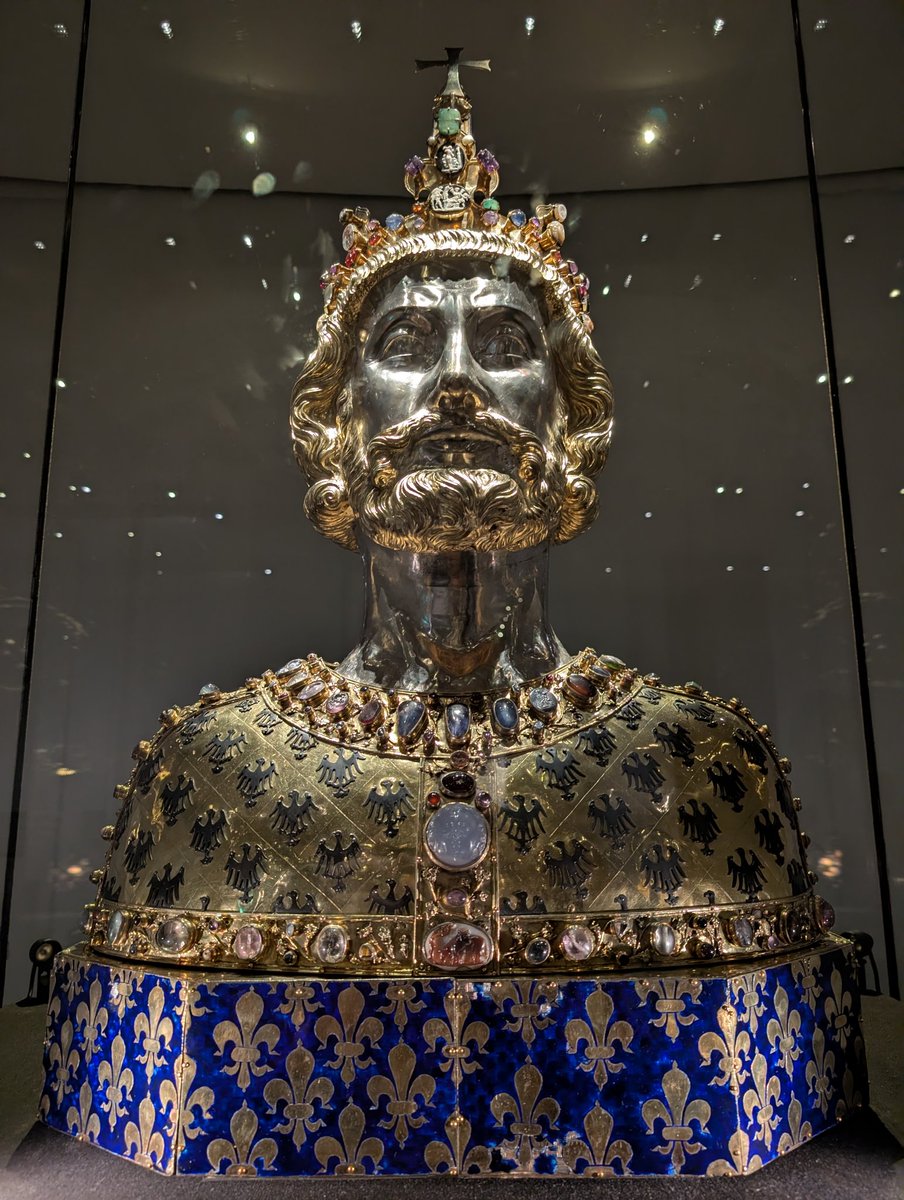 RomainTristan's tweet photo. Le buste reliquaire de Charlemagne qui revient d'une autre galaxie, au trésor de la cathédrale d'Aix-la-Chapelle. https://t.co/xCQpR7TAZg