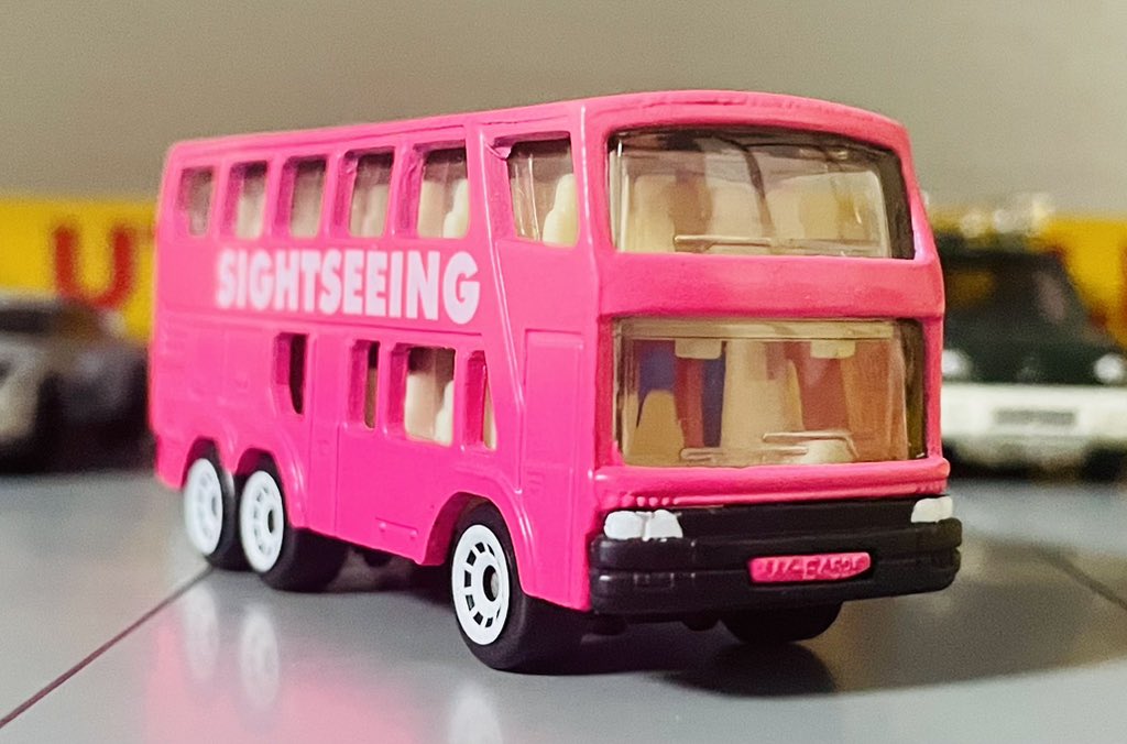 _urataro_'s tweet photo. siku Doppeldeck Reisebus

特定の車種名などは書かれて無かったので、ネオプランの何かをモデルにしてるのかと思ってました
ただ、ネオプランバスの特徴である前傾ピラーは再現されてないんですよね(なんならAピラーは後傾)

サイズ感もブリスターに納める為か、かなり全長が圧縮されてます
#ミニカー https://t.co/rtLdWoQnI9
