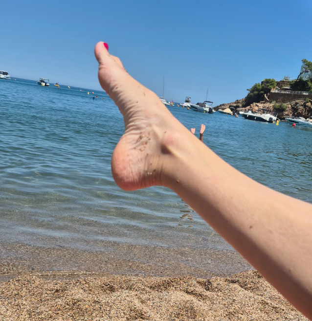 CarolMayoX's tweet photo. Fin de semana de playa con mi amiga 🔥📷Sol, mar… y una sorpresa bastante juguetona 📷¿Queréis que os cuente más o os dejo con la intriga? https://t.co/1GnwZSxTu2
