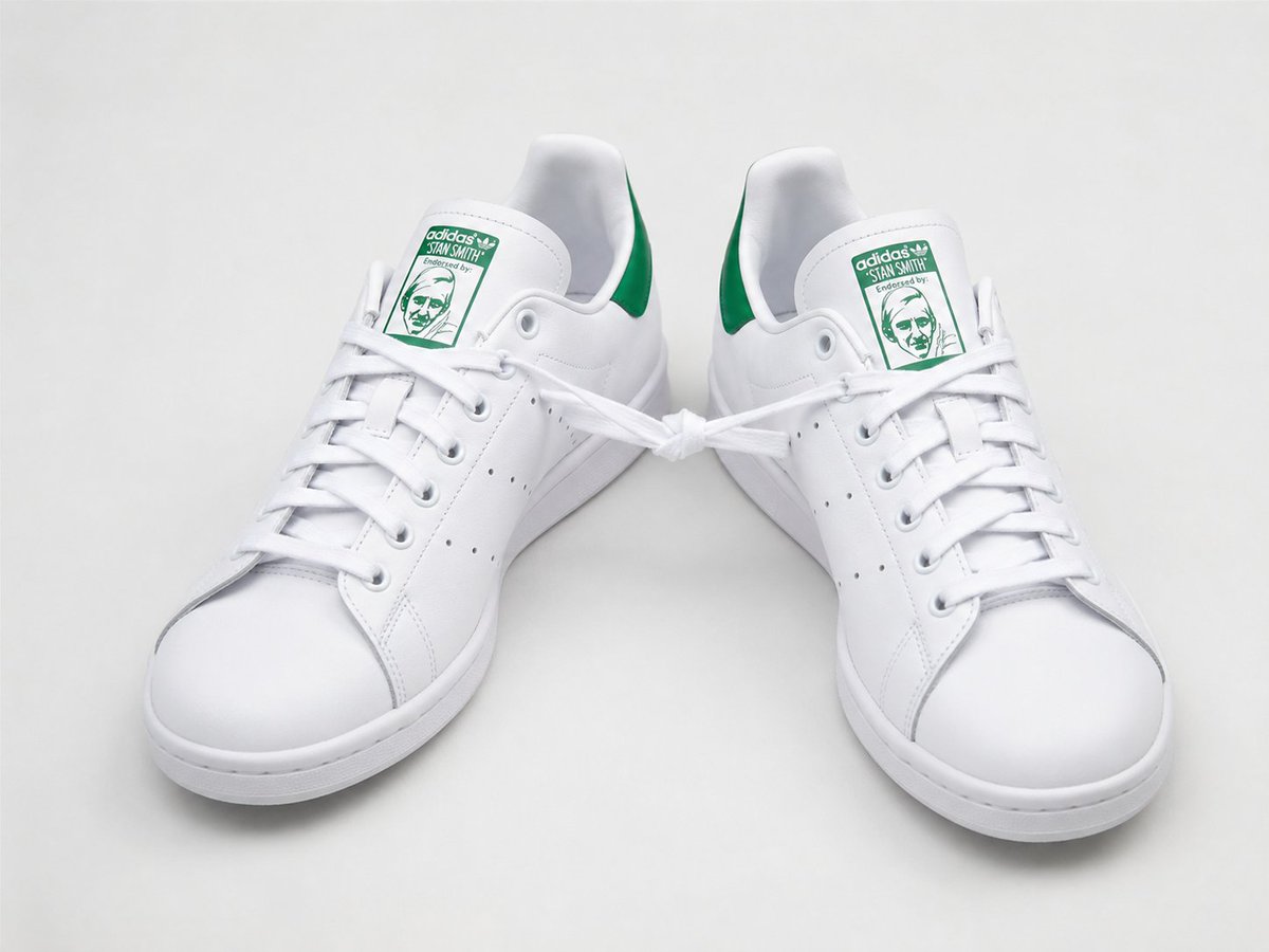 lafotaki's tweet photo. Je viens d’acheter ces chaussures de la mort. Les lacets sont noués entre eux et c'est déjà la troisième fois que je tombe. https://t.co/uPxiIAOM83