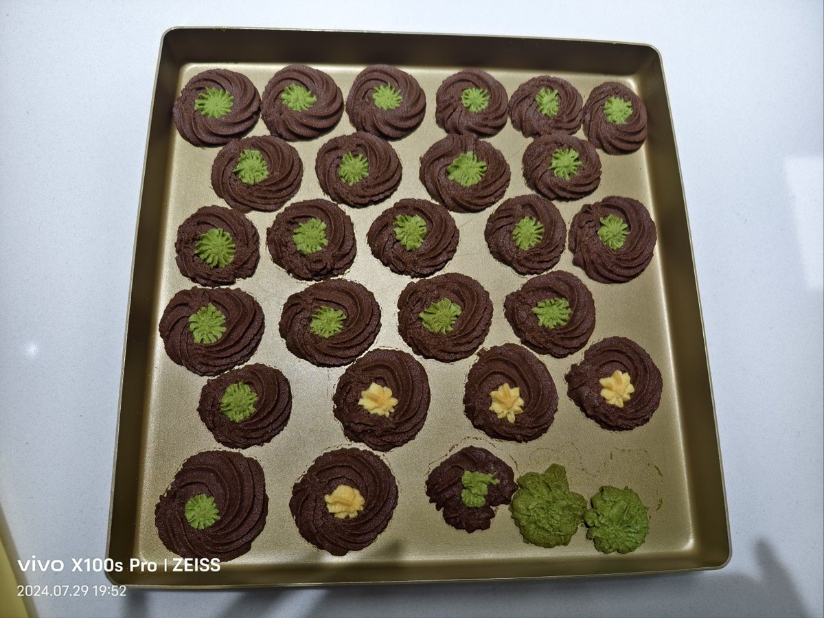 Djdiiu's tweet photo. Just spent the whole rainy Sunday baking cookies with my little one—flour everywhere but hearts full of warmth. ， https://t.co/rpUq36TRa1