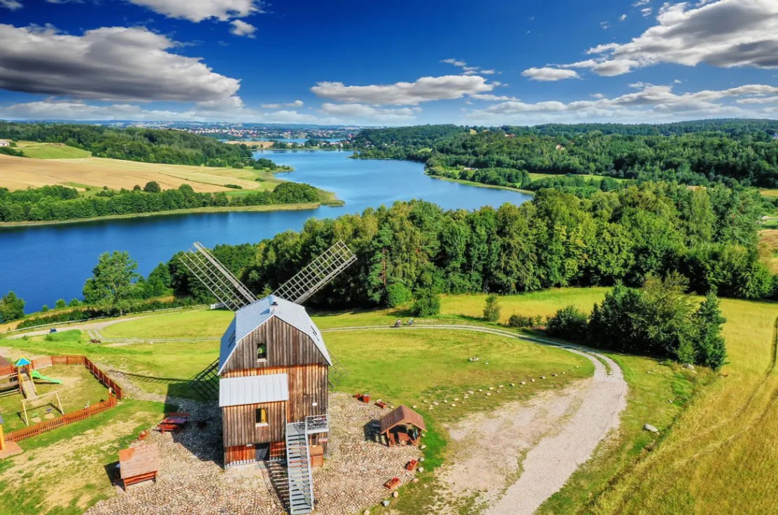 Polen_Travel_NL's tweet photo. 🍏Wandel door het hart van Kasjoebië! 🥾 De 138 km lange Kasjoebische wandelroute voert door een afwisselend landschap van meren, bossen en heuvels. Onderweg maak je kennis met de unieke Kasjoebische cultuur en taal. https://t.co/sZVhnlXSqi https://t.co/HjsqWBnlPF