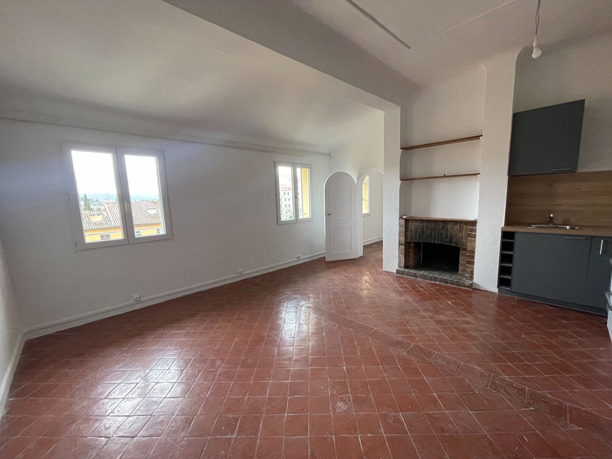 EraAix's tweet photo. Au coeur de la commune de Pellouailles les vignes à proximité immédiate de la crèche, écoles et commerces, venez découvrir cette maison d'environ 99m2 habitable.  Elle se compose au rez-de-chaussée d'une entrée, cuisine aménagée et équipée (...) https://t.co/wvWGdcILI4