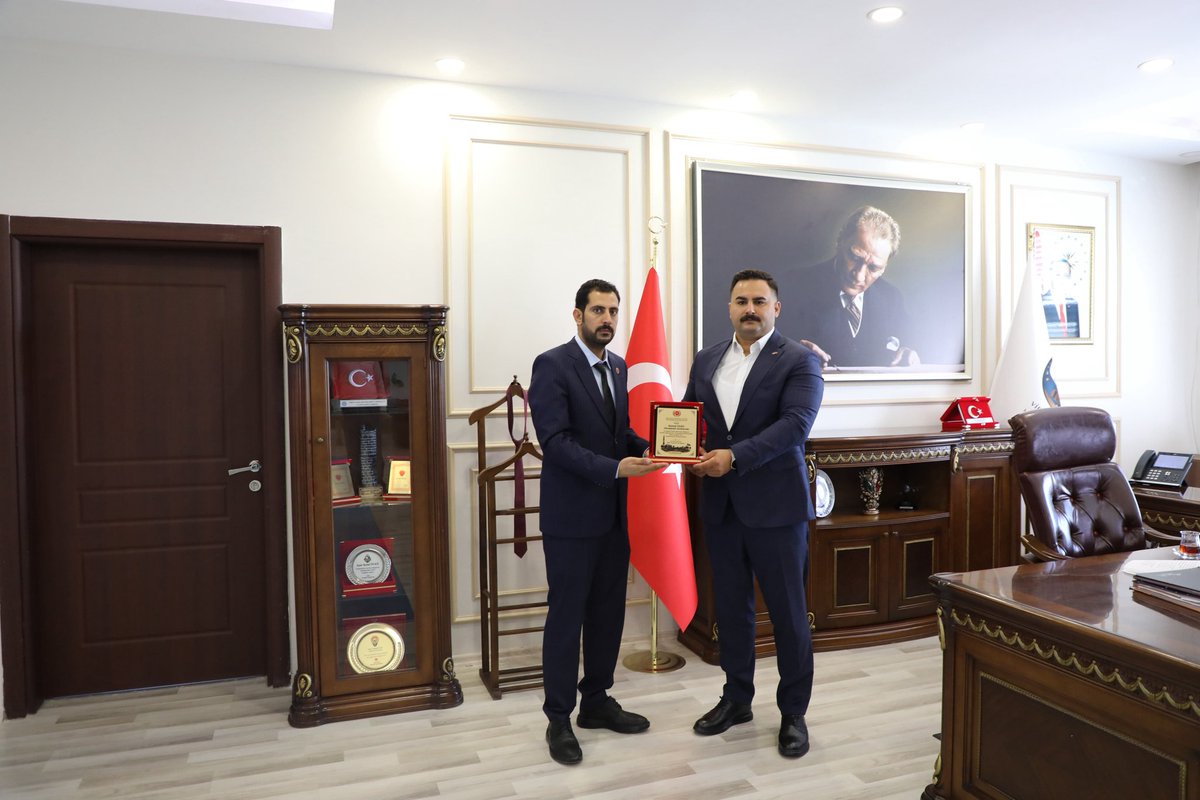 Vir_Kaymakamlik's tweet photo. 📍VİRANŞEHİR

Milliyetçi Hareket Partisi Viranşehir İlçe Başkanı olarak atanan Fatih Yüzücü ve yönetim kurulu üyeleri, Kaymakamımız Sn. Kemal Ülkü’yü makamında ziyaret etti.

Kaymakamımız Sn. Kemal Ülkü, nazik ziyaretlerinden dolayı Sn. Fatih Yüzücü ve yönetim kurulu üyelerine teşekkür ederek, yeni görevlerinde başarılar diledi.

@KemalUlku_Mia
