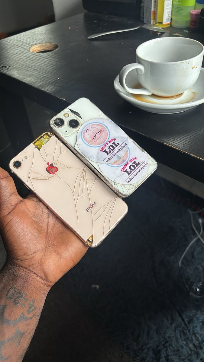 UrglyGramm's tweet photo. Do you still have your old cellphones from yrs back or you sold them ? 

6 &amp; 4yrs old😂 https://t.co/PisiCdliIy