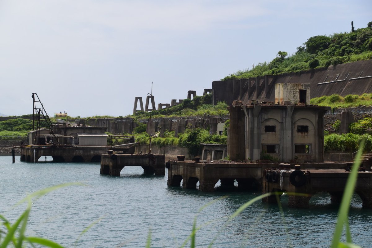 CatSNekomata's tweet photo. 池島
目立つ旧発電所・造水施設
と
石炭船積み機トリンマー https://t.co/jFcduRPXVy