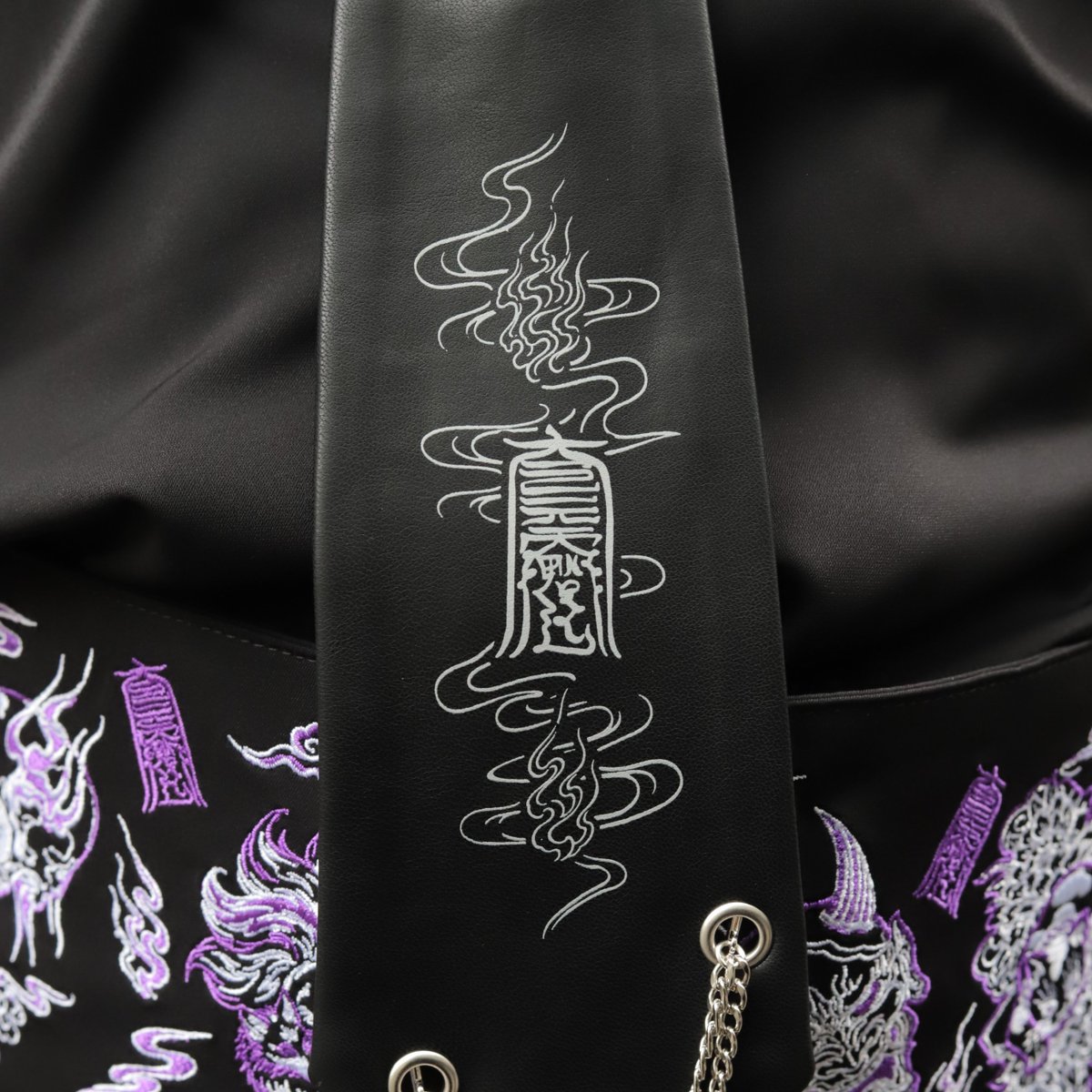 REZEN__Official's tweet photo. 【New Arrival】
護符プリント合皮ネクタイ
https://t.co/4mZLyHTMpP

護符と鬼火や煙が神秘的な雰囲気を醸し出すネクタイが、本日発売！
合皮やチェーンのディテールが、モダンなテイストに。
チェーンネックレス仕様で、自由に長さを変更できます。 https://t.co/3UoBVWOFlF