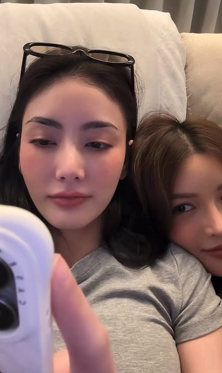 bbbathi's tweet photo. พี่อุ้มทำไร5555555555 https://t.co/6Z7RvbuHZ0