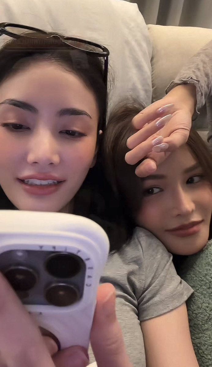 bbbathi's tweet photo. พี่อุ้มทำไร5555555555 https://t.co/6Z7RvbuHZ0