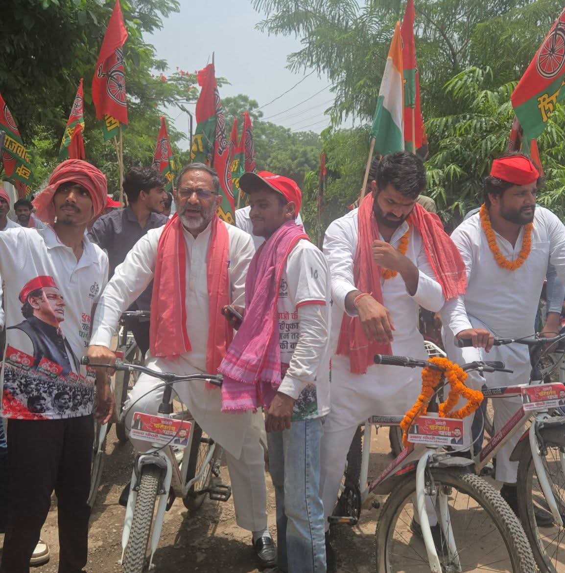 surajkann5006's tweet photo. दादरी में समाजवादी पार्टी के प्रवक्ता राजकुमार भाटी जी की साइकिल यात्रा में भारी जनसमर्थन देखने को मिला।
पश्चिम से बदलाव की हवा चल पड़ी है।
2027 में पश्चिमी उत्तर प्रदेश में समाजवादी पार्टी नए रिकॉर्ड की ओर बढ़ रही है। 🚲
#yadavakhilesh #rajkumarbhatisp #Paschim #Uttarpardesh https://t.co/XSXOX3JAlO
