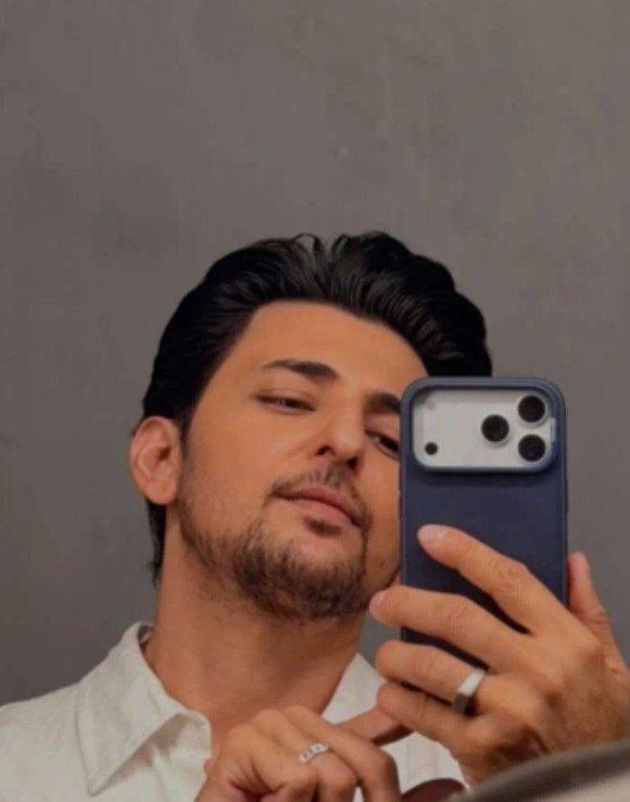 ReemaGauncarDZ's tweet photo. This snap reminds me of other snap of yours.

What's this hint game sir? What are you upto @DarshanRavalDZ ?

Whatever it is, you remind us of the "Rabba Meher Kari" era with this hairstyle of yours. 💙

What's in store? A folk festive song? Or a Ode to Sadness? Let us know soon. https://t.co/pyhZbdtkQ3