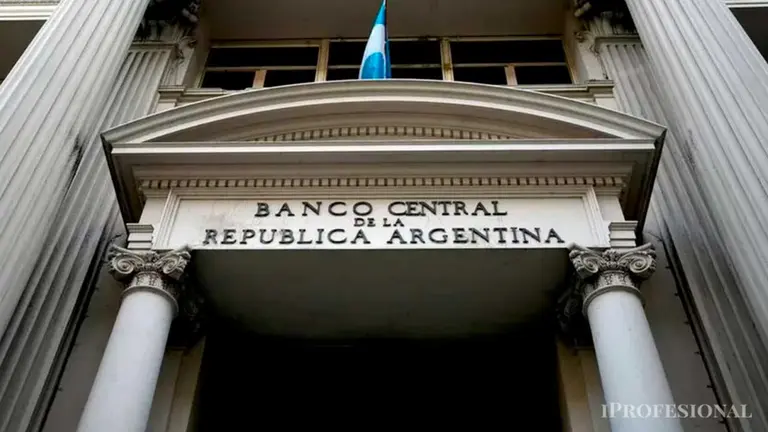 guielopez's tweet photo. Las cinco claves de la reforma de la Carta Orgánica del Banco Central que quiere aprobar Milei
-Establecer un único objetivo: preservar el valor de la moneda. Lo que implica dejar de lado las múltiples misiones establecidas por Marcó del Pont en 2012.

-Eliminar el financiamiento directo al Tesoro, con instrumentos para estos fines como los Adelantos Transitorios o las Letras Intransferibles.

-Frenar el giro de "ganancias contables" (que se obtienen por diferencias en el tipo de cambio) que los gobiernos utilizaban como ingreso extra.

-Restringir la capacidad del Central para adquirir títulos públicos. Es decir, que no sea comprador –directo o indirecto- de emisiones por déficit.

-Por fuera de la Carta Orgánica, pero relacionado a esos cambios, Caputo y Milei impulsan que los funcionarios que gasten por fuera del Presupuesto tengan sanciones punibles. Sería, dicen en la Casa Rosada, la versión nacional del shutdown que aplica Trump en la Casa Blanca.