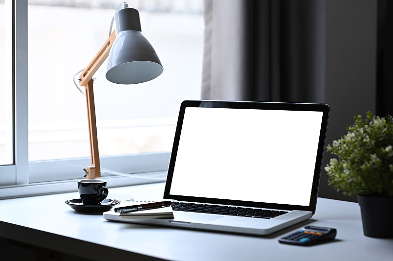 mong3848's tweet photo. “Back at the office desk, coffee in hand, wrapping up weekly tasks. No plans tonight—just me, my laptop, and a quiet hum of productivity. #OfficeLife”， https://t.co/I9O4HMFnCD