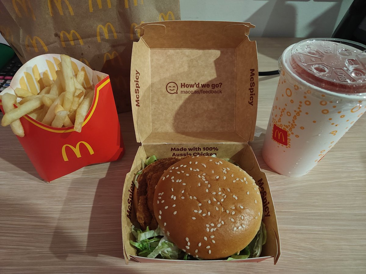 Roz_arai's tweet photo. Tried McSpicy at Australia.

Compared to SG's,

SG's definitely more crunchy. This one, the batter isn't crunchy? I think just flour fried. Also patty is also thinner, like 1/3 size.

SG's is 10x WAY MORE SPICY. This one is a McMild.

Taste, both is roughly the same flavour tbh https://t.co/oqnm4YSVaQ