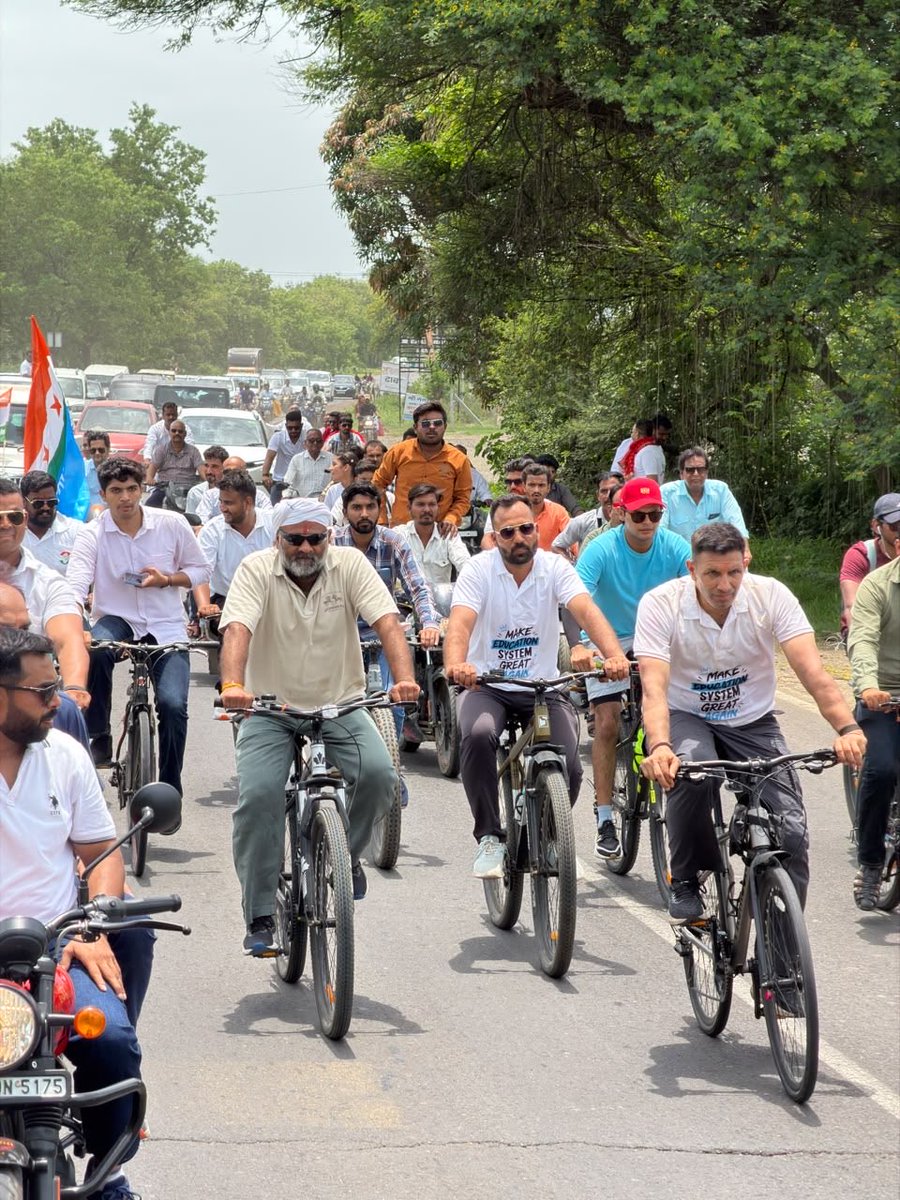 OfficeOfMLA214's tweet photo. आज इंदौर से शुरू हुई युवा स्वाभिमान Gen Z Cyclothon में प्रदेश  अध्यक्ष श्री जीतू पटवारी जी के साथ शामिल होकर युवाओं की आवाज़ और शिक्षा व्यवस्था में सुधार की मां�� को मजबूती दी।

युवाओं के अधिकार, बेहतर शिक्षा और उज्ज्वल भविष्य के इस संकल्प में हम सब साथ हैं।

#GenZCyclothon https://t.co/nJttGqYzwW