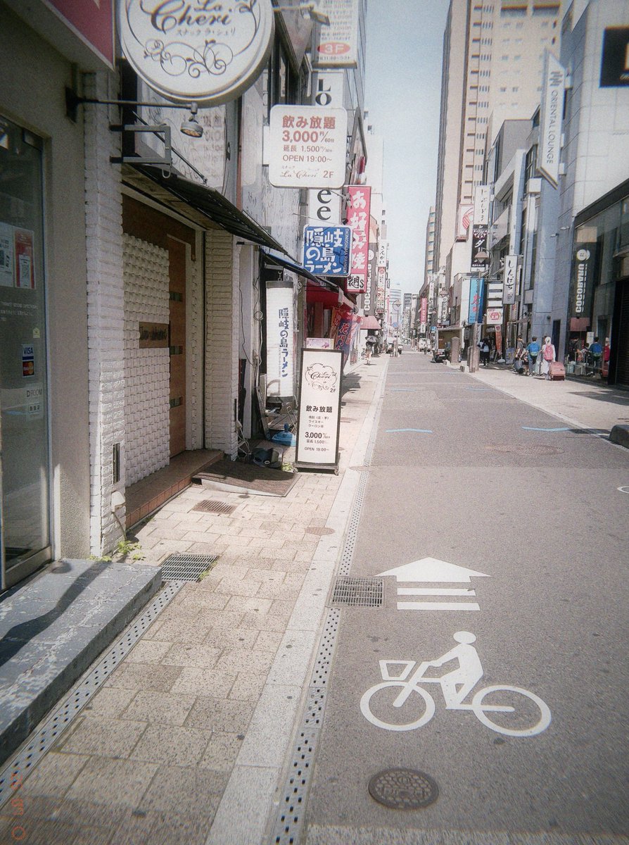 sanroad3103's tweet photo. 光のある街も、
影のある路地裏も。

そんな街を撮ってきました。

📷 Flashback ONE35 V2
🎞️ Dispo

#FlashbackONE35V2 #Dispo #街スナップ #路地裏 #トイカメラ https://t.co/R5keEo6a5B