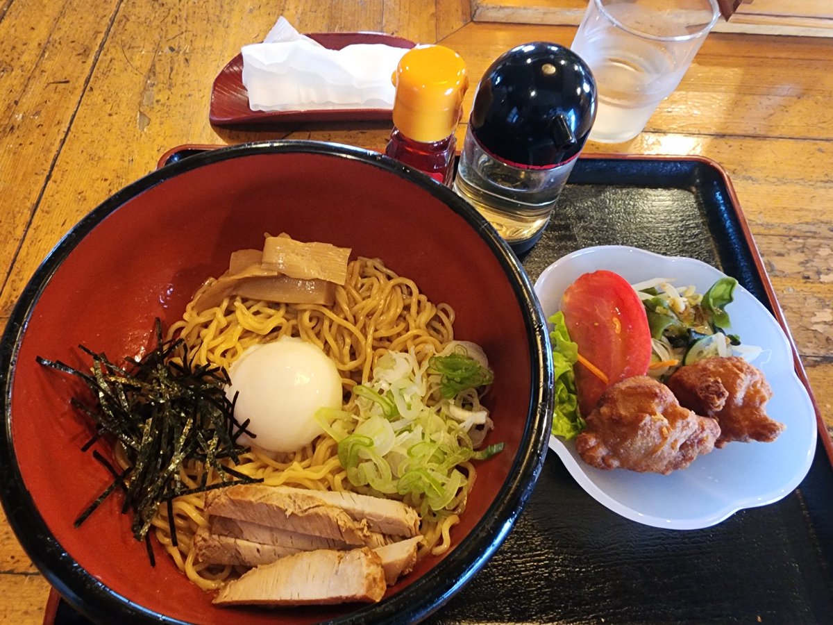 takku2's tweet photo. 今日のお昼は、油そば&amp;鶏から揚げ。
油そばなんて初めて食べたけど、うまっ。
ラー油いっぱいかけて食べちゃいました～
#油そば #からあげ #ひのき亭 #江差町 #サラメシ https://t.co/llcVDvZRJL