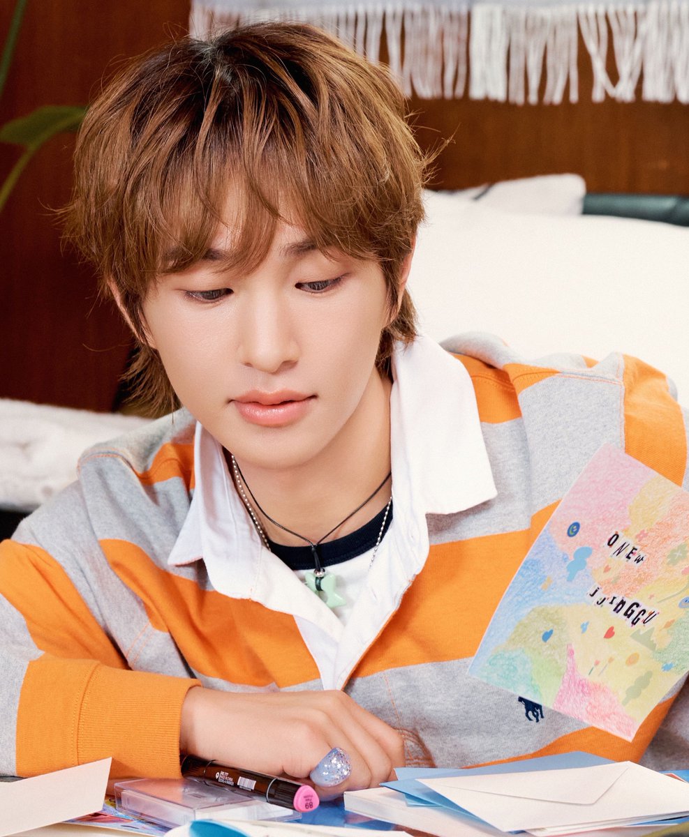 softandjinki's tweet photo. soooooo pretty what the fuck!!!!! orange is such a good color on his skin tone!!! #온유 https://t.co/DaCFBY46gu