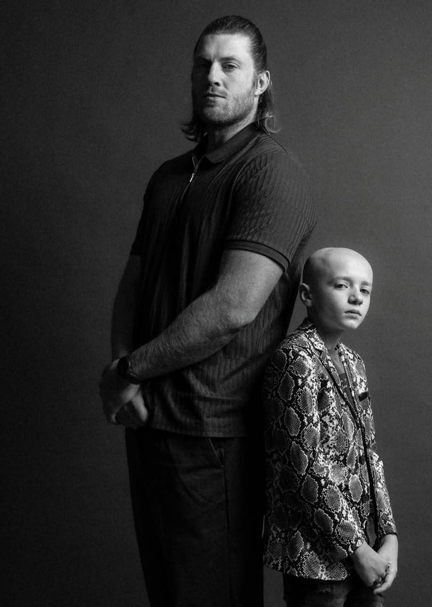 whjnitis's tweet photo. HIS BICEP IS ALMOST the size of DEXTER'S BALD HEAD I CAN'T https://t.co/dfh2zUVDKG