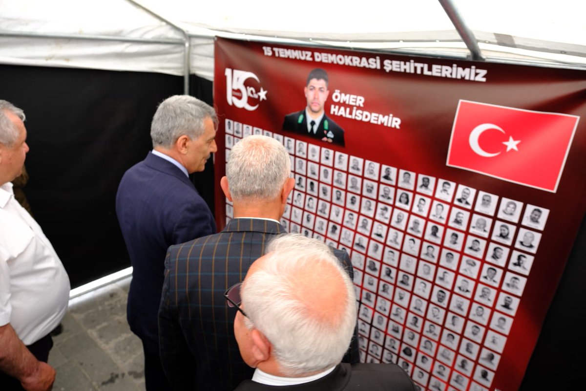 YozgatValiligi's tweet photo. Valimiz Mehmet Ali Özkan, il protokolü, şehit aileleri ve gazilerimizle birlikte 15 Temmuz Demokrasi ve Milli Birlik Günü kapsamında Sarraflar Caddesi'nde gerçekleştirilen fotoğraf sergisini gezdi.  

İrade Bizim Başarı Bizim 

#ZaferBizim 
#15Temmuz https://t.co/iSZzZIUNnY