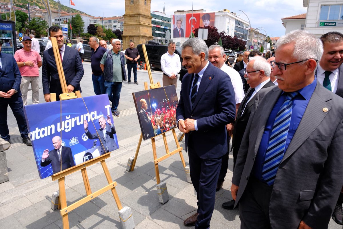 YozgatValiligi's tweet photo. Valimiz Mehmet Ali Özkan, il protokolü, şehit aileleri ve gazilerimizle birlikte 15 Temmuz Demokrasi ve Milli Birlik Günü kapsamında Sarraflar Caddesi'nde gerçekleştirilen fotoğraf sergisini gezdi.  

İrade Bizim Başarı Bizim 

#ZaferBizim 
#15Temmuz https://t.co/iSZzZIUNnY