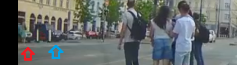 _invalid_error_'s tweet photo. @NEOVLIVNICZ Může mi prosím někdo z místních či aktuálních poměrů znalých objasnit: Kudy on to tam vlastně přijel? Auto u červené šipky poslušně zastavilo docela dlouho před tím. A co jsou ty 2 sloupky mezi auty v záběru? https://t.co/6bOG0RVkRz