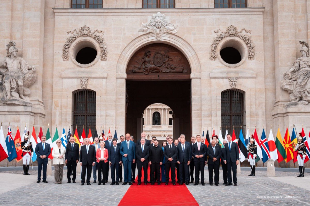 AllemagneDiplo's tweet photo. „La coalition des volontaires s‘élargit. 
Nous soutenons l'Ukraine. Nous intensifions la pression sur la Russie et renforçons la défense aérienne ukrainienne.

Pour l'Ukraine. Pour l'Europe. Pour notre sécurité.“

Le chancelier fédéral 🇩🇪 Friedrich Merz à Paris le 13 juillet. https://t.co/1MuymQJrc8