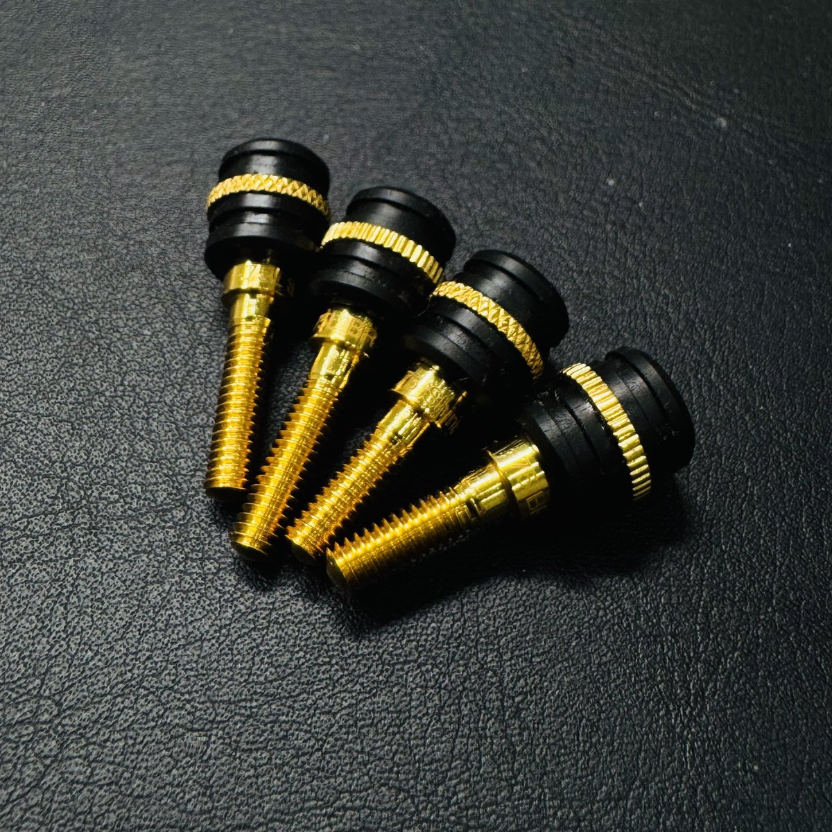 GAT_CustomBrass's tweet photo. ネックスクリューSaxonorité、国際進出も止まりません✈️
フランス🇫🇷のジャズミュージシャンの方が4本もまとめ買いしてくださいました🫶
Supreme用とマークⅥ用に、それぞれオーケストラモデルに矢邉新太郎先生のシグネチャーモデル《Shintaro.Y》をお求めいただきました✨

試奏が難しい環境でも、細かくヒアリングして出来うる限り理想に近いモデルをご提案させていただいております🙆‍♀️
英語力が鍛えられそう…

「まるで魔法にかかったようだ！」と喜んでいただけて私も嬉しい限りです☺️
海外の方は背中が痒くなるような表現を結構使うのでムズムズ…！とします😂

それにしても、黒檀×金メッキはビジュが最高！