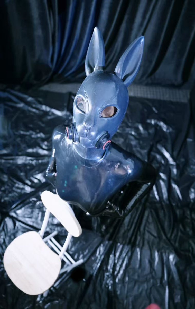 NeoYaFetish's tweet photo. The ancient Chinese said you catch ur rabbit stand behind the tree.
Now your rabbit is here. Try to catch me!
#latex #latexgirl #rubberbunny https://t.co/rJPTDXAI9T