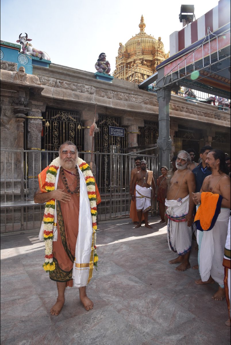 KanchiMatham's tweet photo. Shri Kanchi Kamakoti Peetadhipati Pujyashri Shankara Vijayendra Saraswati Shankaracharya Swamigal visited Sri Dhandayuthapani Swamy #Thirukkovil, Palani - one of the Arupadaiveedu of Murugan this morning - 14 July 2026. Visesha abhishekam and pujas were performed. #Temple priests, officials and devotees accorded a grand ceremonial reception. திண்டுக்கல் மாவட்டத்தின் புகழ்பெற்ற ஆன்மிகத் தலமான பழனிக்கு, காஞ்சி காமகோடி பீடத்தின் பீடாதிபதி ஜகத்குரு பூஜ்யஸ்ரீ சங்கர விஜயேந்திர சரஸ்வதி சங்கராச்சாரிய சுவாமிகள்  வருகை தந்தார். அவருக்கு தமிழ்நாடு பிராமண சமாஜம் மற்றும் பழனி ஸ்ரீ தண்டாயுதபாணி தேவஸ்தான அர்ச்சகர் ஸ்தானிகர் சங்கம் சார்பில் பூரண கும்ப மரியாதையுடன் உற்சாக வரவேற்பு அளிக்கப்பட்டது. #kamakoti #palani