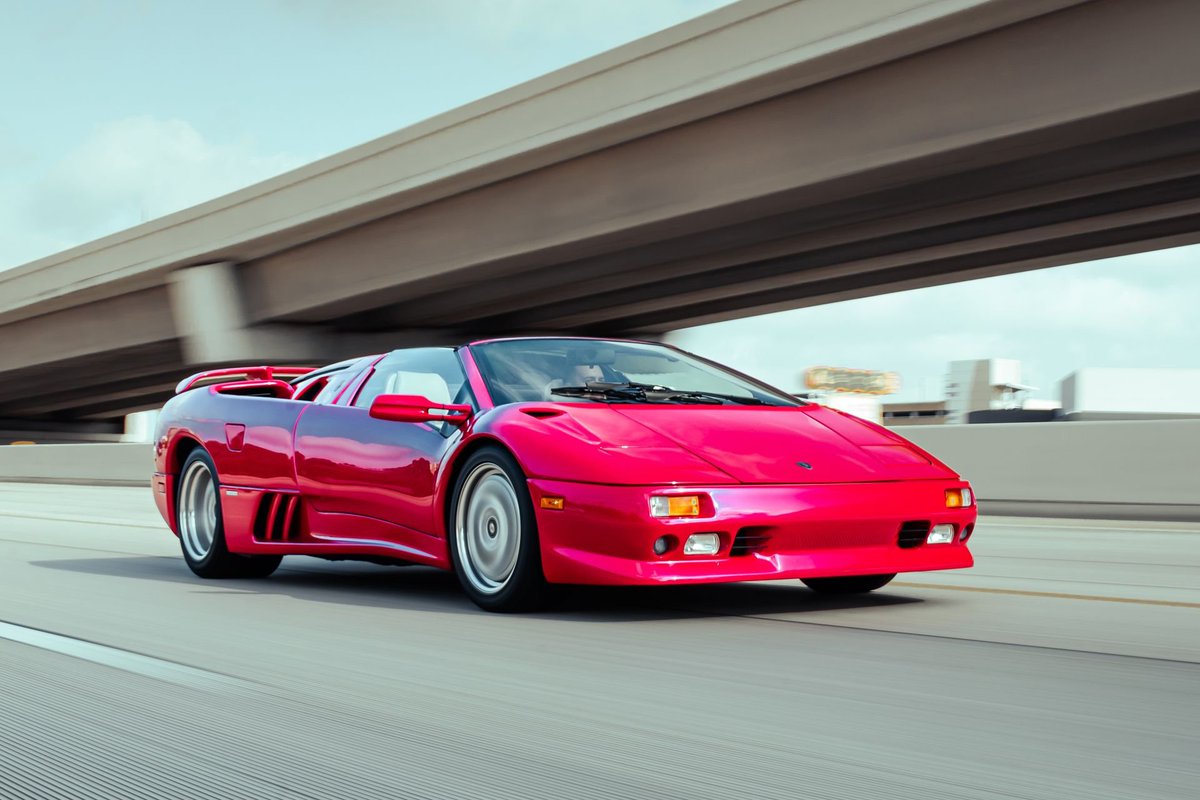 ripHWR's tweet photo. @Beccah2Fois @p_duval Meanwhile @SwordOfSalomon fait des drifts au volant de sa lamborghini diablo vt 1996 https://t.co/PIc6vvUURB