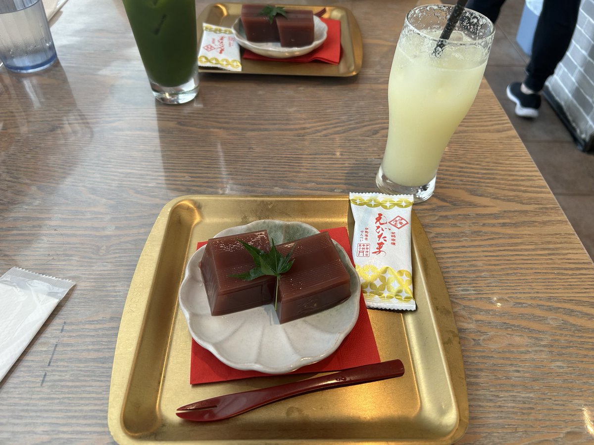 Lhasablossom's tweet photo. 渋谷でお茶🍵
水ようかんとろけたっ😳 https://t.co/ZyhYUy37rd