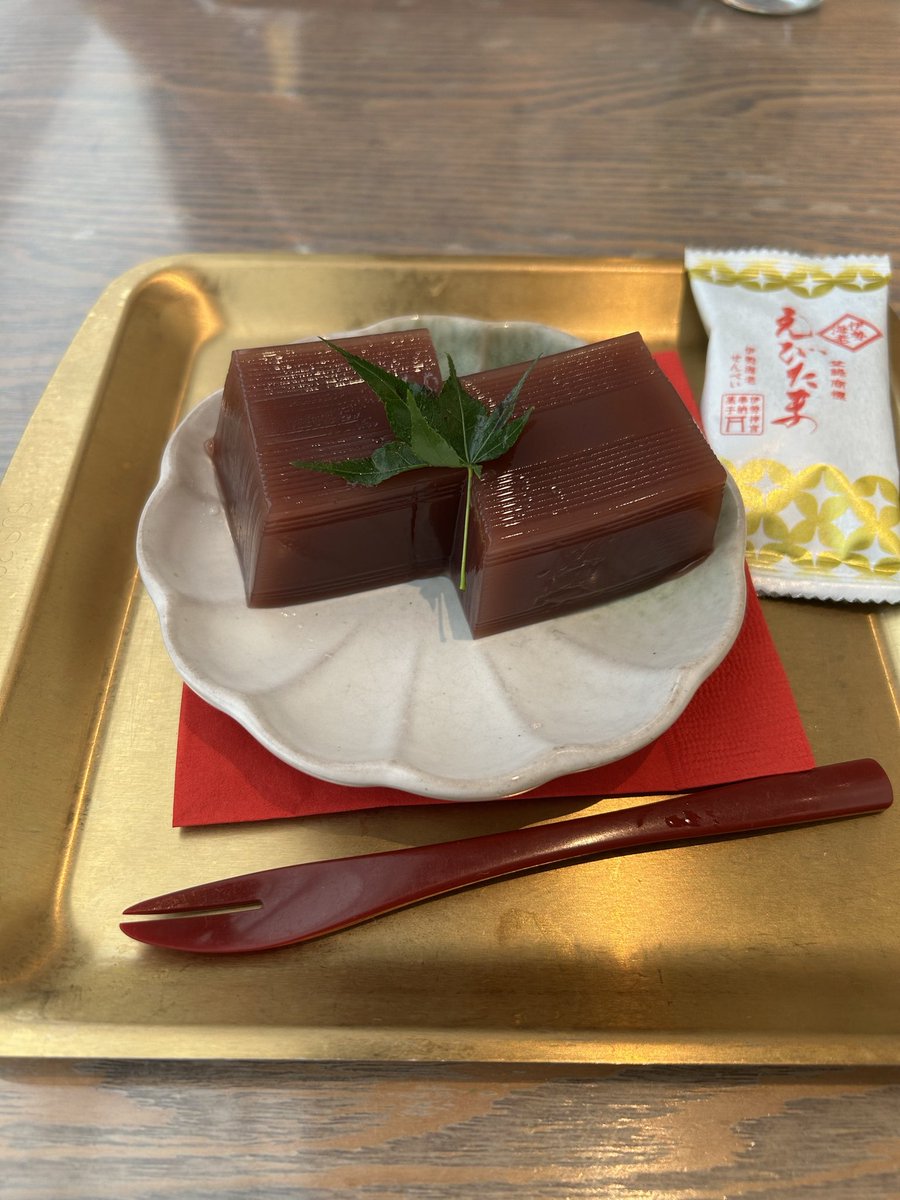Lhasablossom's tweet photo. 渋谷でお茶🍵
水ようかんとろけたっ😳 https://t.co/ZyhYUy37rd
