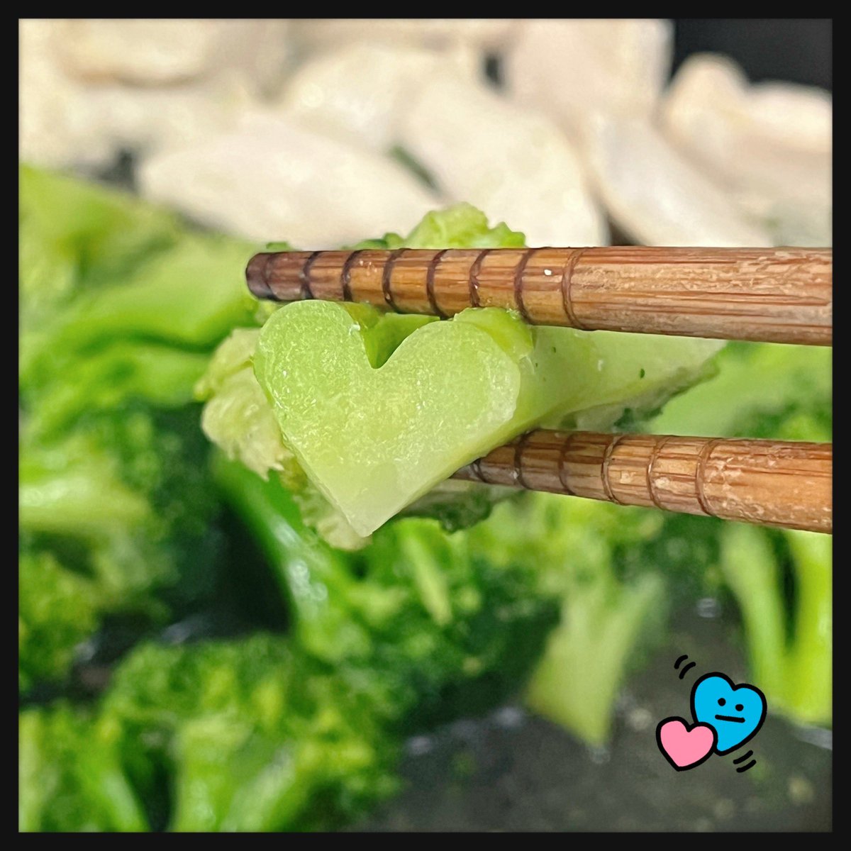 rin5pomme's tweet photo. 冷凍ブロッコリーの切り口がハートだった🥦

二男が「これは滅多にないから写真を撮っておいた方がいい！」と言うので撮りました📸 https://t.co/iPPibVCCpD