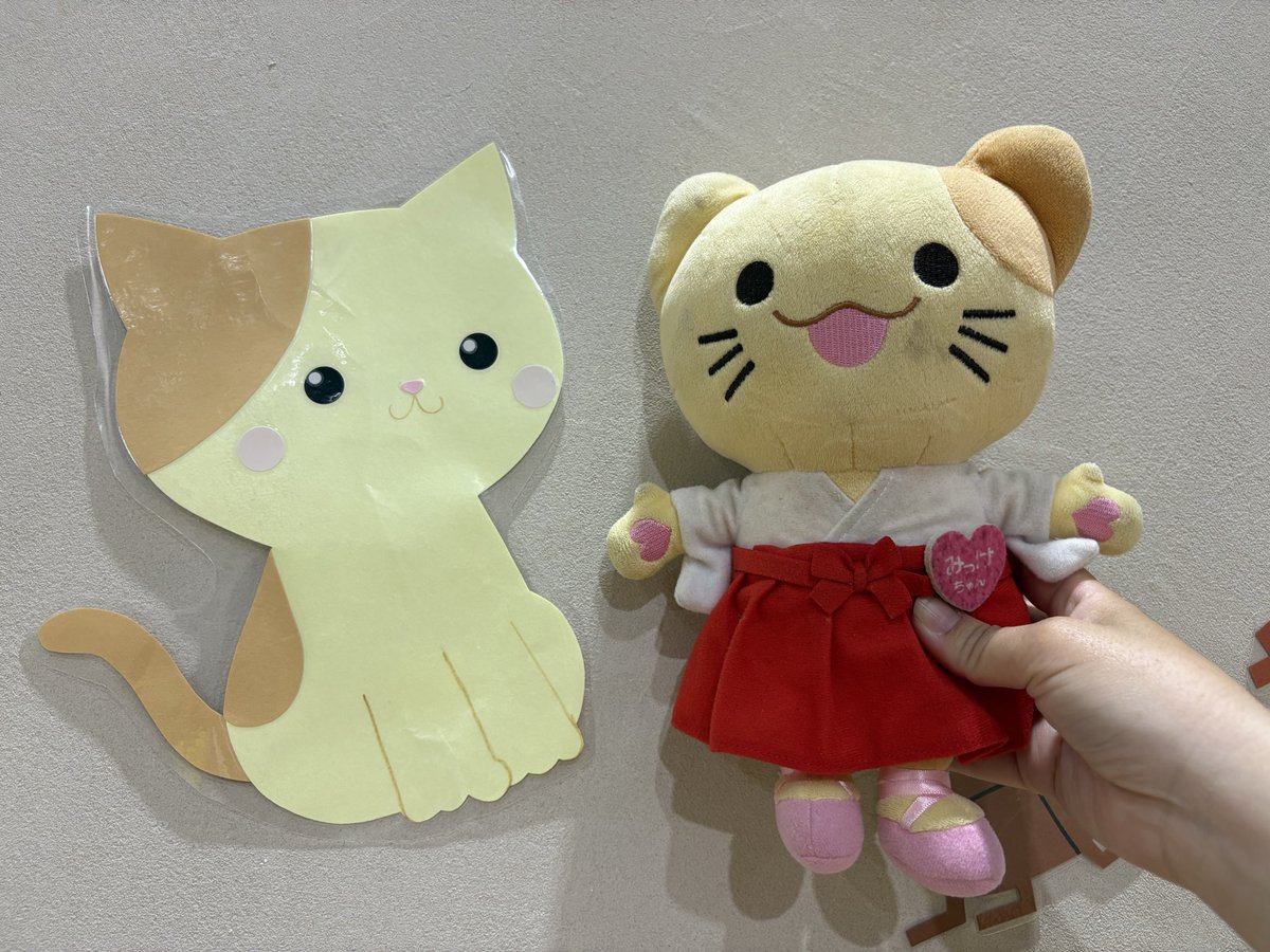 akikke1225's tweet photo. おとといのあつぎごちゃまぜフェスでみっけちゃんに似てる猫が貼ってあった。
#あつぎごちゃまぜフェス2026
#みっけちゃん
#あゆコロちゃん https://t.co/V9HTqHlfaB