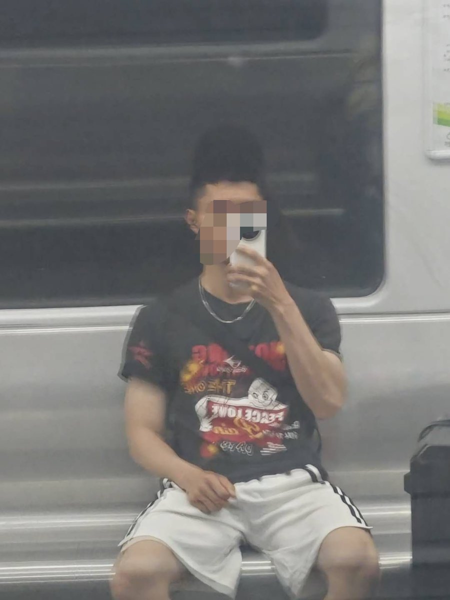 KETYPARRY1069's tweet photo. 原创
身材很好的退伍bing哥哥，喜欢玩野裸和暴露，特意脱光了在公厕拍给我看，鸡巴很大，有视频，包括他操女人的，感兴趣可私💰
#兵哥哥 #直男 #体育生 #暴露 #大鸡巴 #女记者 #直男采访 https://t.co/t9eEimLk4E