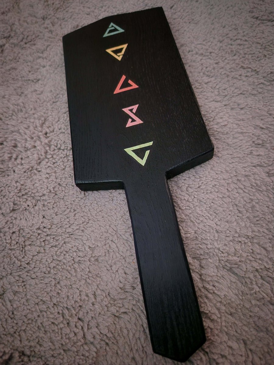 StesPecheresses's tweet photo. SPELLS
Paddle en Chêne massif, connu pour sa solidité et sa résistance, ce paddle est  adapté aux impacts lourds. Il est assez lourd pour procurer des sensations puissantes lors de l'usage.
Il est méticuleusement sculpté et peint à la main.
https://t.co/p0D6BKYa1N 

#bdsmِ https://t.co/dR29ZwFxEh