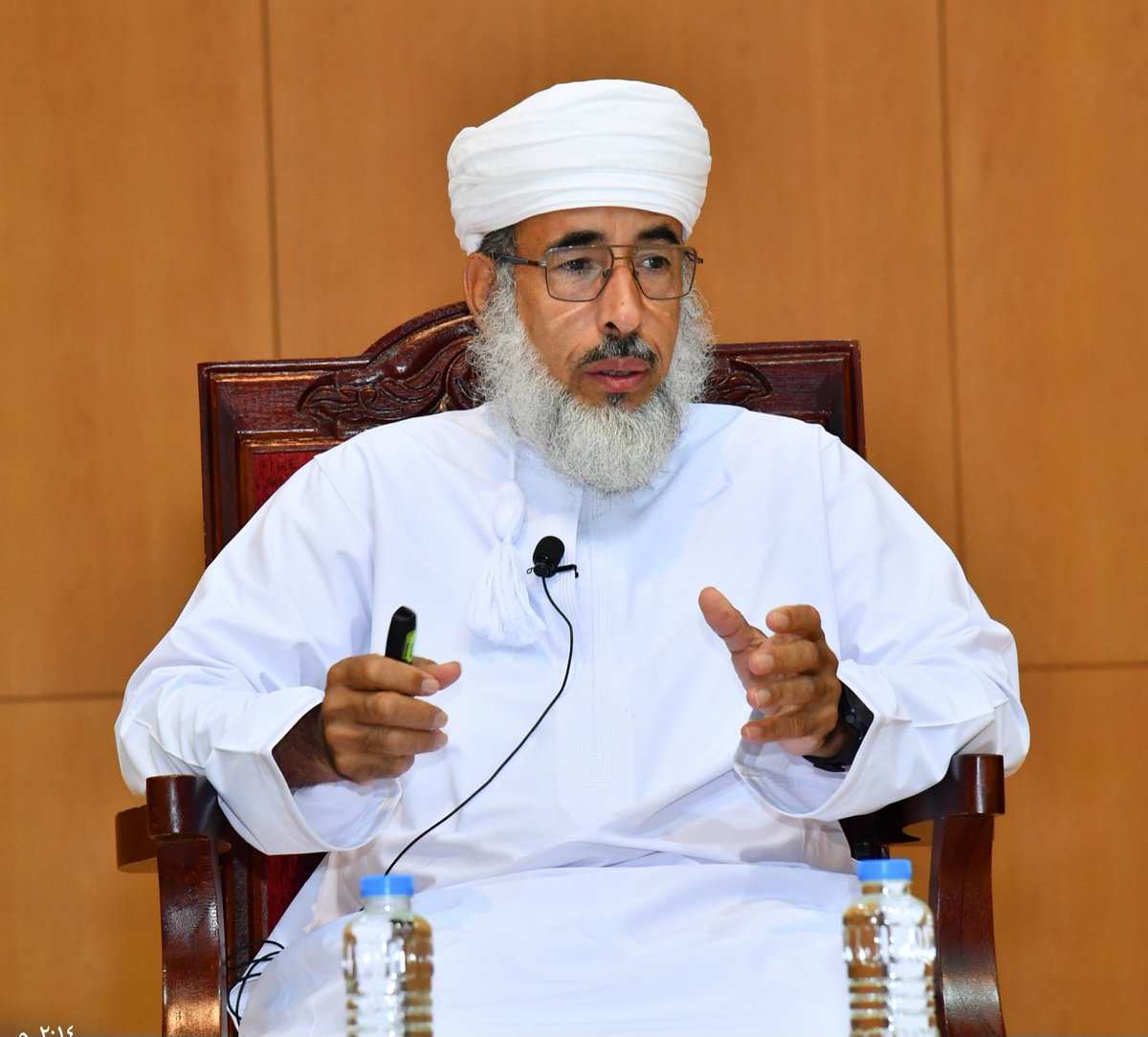 mohammedrws's tweet photo. الإنسان.. التربية والإيمان
​بقلم: محمد رامس الرواس
​في أمسيةٍ تربوية اتسمت بفيضِ المعرفة وسموِّ الغاية، احتضن مجمع السلطان قابوس الشبابي للثقافة بصلالة، يوم الاثنين الفائت، ندوةً فكريةً بعنوان "الإنسان.. التربية والإيمان"، حلّق فيها الباحث والمفكر الإسلامي الدكتور سيف بن سالم الهادي بمدادٍ من الحكمة والتبصر. كانت المحاضرة بمثابة دعوة متجددة لإعادة قراءة هندسة التربية في ظل متغيرات العصر . مُستنهضةً فينا ضرورة التسلح بالوعي أمام "النسخة الجديدة" من جيلٍ يحملُ معارفَ متسارعة تستوجبُ من الآباء والمربين قراءةً واعية لا تتوقف عند حدود التوجيه، بل تمتد إلى عمق الاحتواء.
​لقد وضعنا الدكتور سيف أمام حقيقةٍ ساطعة: إن التربية ليست مجرد تلقين، بل هي فنُّ المواءمة بين الأصالة والمعاصرة. فقد استعرض ببراعة المربي كيف تتطابق مناهج "المدرسة المحمدية" في تربية النشء مع أرقى نظريات التربية الحديثة؛ حيث كان اللطف، والصدق، والتحاور، ومنح المساحة للطفل للتعبير، هي الركائز التي قامت عليها سيرة المصطفى ﷺ. واشار الى إن التربية باللطف ليست ترفاً، بل هي مخاطبةٌ للفطرة الإيمانية التي فطر الله الناس عليها، حيث يظل الأب بمعاملاته هو الممثل الأول لهذه الفطرة في نظر أبناءه.
​وفي تأصيلٍ علميٍ دقيق، فكك الدكتور سيف عقدة التأثيرات الجينية في تشكيل الشخصية سواء من ناحية الأب أو الأم ، مصححاً مفهوماً شائعاً؛ إذ أثبتت مراكز الأبحاث المتقدمة أن البيئة تسبق الجينات الوراثية في التأثير الاخلاقي والسلوك ومن هنا، تبرز أهمية تعزيز الشراكة بين البيت والمدرسة، وتطوير أساليب التربية السلوكية وفق معايير بحثية تضاهي التجارب العالمية الناجحة، كالتجربة الفنلندية التي تقوم على مبدأ العدالة التربوية ، حيث لا تصنيف للطلاب بناءً على سرعة الحفظ، بل هناك إيمانٌ عميقٌ بأن الجميع أذكياء ومتساوون، وأن دور الأب هنا يشبه دور القاضي العادل الذي يزن الأمور بميزان الإنصاف والاحتواء.
​وعند محطة سورة لقمان، توقف بنا الدكتور سيف عند منارات الحكمة؛ حيث التوحيد هو الأصل في الفطرة ، ثم تاتي المراقبة الذاتية وهي السياج، ثم العبادة هي الوقود الذي يُترجم إلى قيمٍ أخلاقية في المجتمع ، فالصلاة كما أوضح ليست طقساً معزولاً، بل هي صلةٌ تحول الفرد إلى طاقةٍ إيجابية، ومن كان أقرب إلى الناس في اخلاقه وسلوكه، كان -بلا شك- أقرب إلى الله متى ما ماج على صلاته .
​لقد اختتم الدكتور سيف خارطة الطريق التربوية هذه بتذكيرنا بأن الأب لا يمكنه صناعة التغيير إلا حين يتحول إلى قدوة ، مشدداً على أن القيم التربوية الكبرى من تواصل، وتعاطف، ودعم، وتشجيع  هي الخيوط التي تُنسج منها شخصية الإنسان المتوازن.
​إن ما طرحه الدكتور سيف بن سالم الهادي في هذه المحاضرة القّيمة ليس مجرد تنظير تربوي، بل كانت دعوة للعمل، وتنبيهٌ لنا كأولياء أمور بأن التربية الإيمانية اليوم تتطلب منا صبراً جميلاً، وفهماً دقيقاً لتركيبة الطفل والإنسان .
#المديرية_العامة_للاوقاف_بمحافظة_ظفار
#فعاليات_خريف_ظفار
#ظفار
#الدكتور_سيف_الهادي