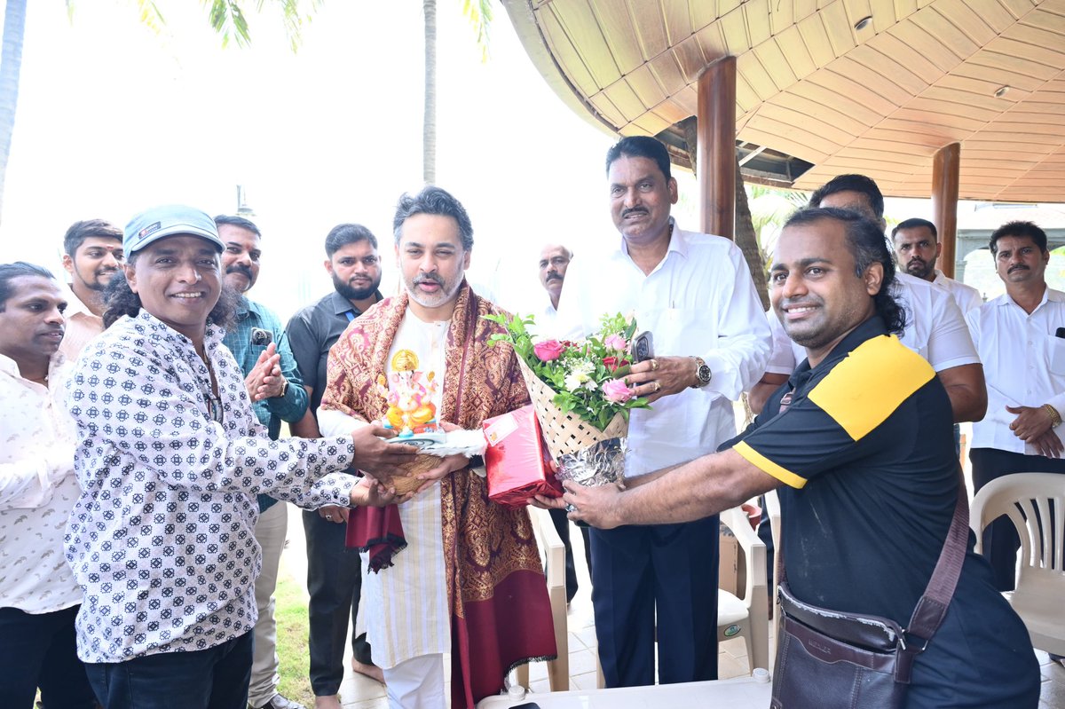 meNeeleshNRane's tweet photo. 📍 मालवण, सिंधुदुर्ग.
विधिमंडळात दशावतार कलाकारांचे विविध प्रश्न मांडले म्हणून आज सिंधुदुर्ग जिल्ह्यातील दशावतार कलाकारांनी मालवण येथे सदिच्छा भेट घेतली. https://t.co/jUc7h7Ke1r