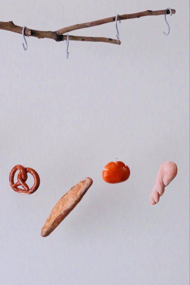 mghnsos's tweet photo. パン食い競争をしたことがない我が家の面々の夢のパン食い競争を軽量紙粘土で。
パン食い競争で食べたいパンを聞いたら、娘はブリオッシュ。夫はメロンパン。私はプリッツェル。

最近の軽量紙粘土、めちゃくちゃ軽い&amp;手につかない！粘土遊びが楽しい🤩

作り方はこちら💁
https://t.co/uyG0I9E8r8
#PR https://t.co/F54NIDc1jr